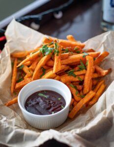 Sweet potato chips and sauce